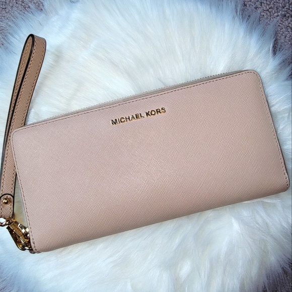 Michael Kors Handbags - Euc Michael kors clutch wristlet wallet blush